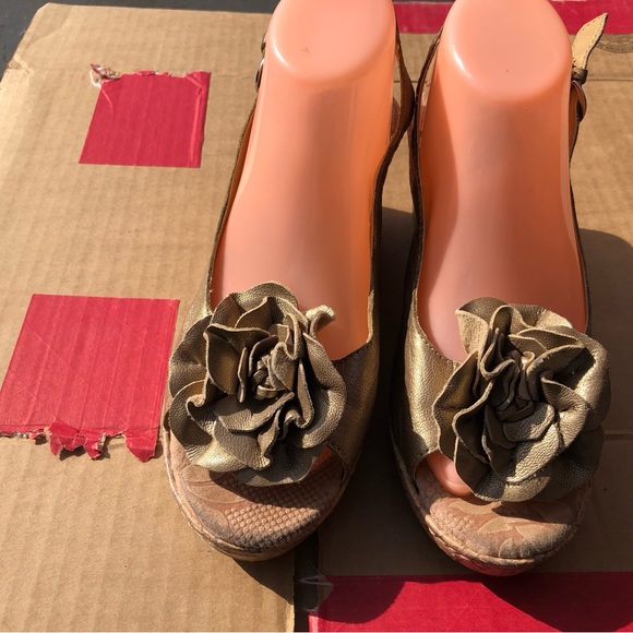 BOC  C63570 Metalic Gold FLOWER WEDGE SANDALS LEATHER Size 9 - Picture 2 of 14